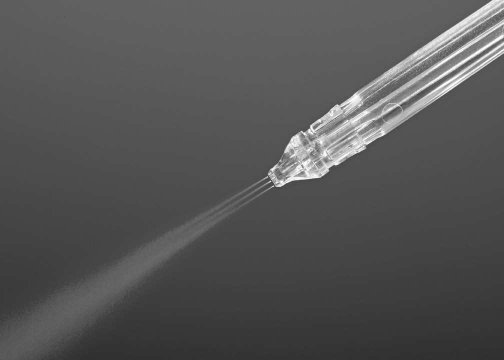 Durchsichtiges JetPeel-Handstück, aus der Düse treten drei feine Strahlen aus und gehen in einen Nebel über