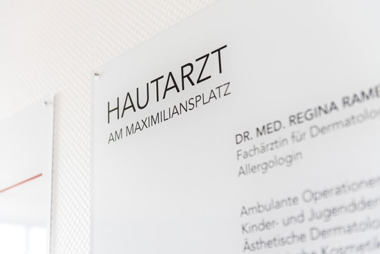 Praxisschild mit der Aufschrift Hautarzt am Maximiliansplatz