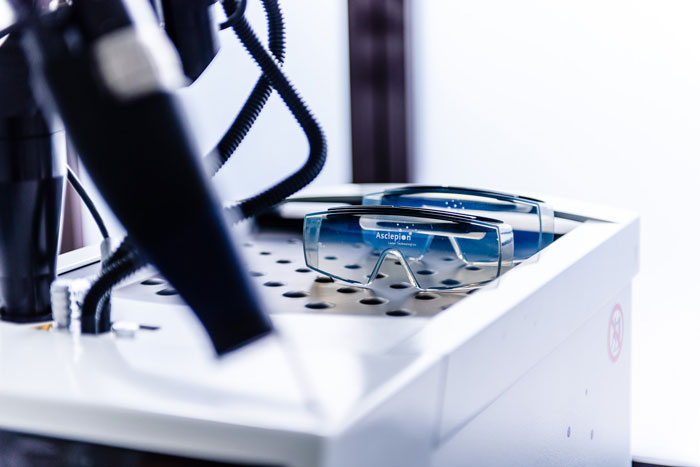 Lasergerät der Firma Asclepion mit Schutzbrille