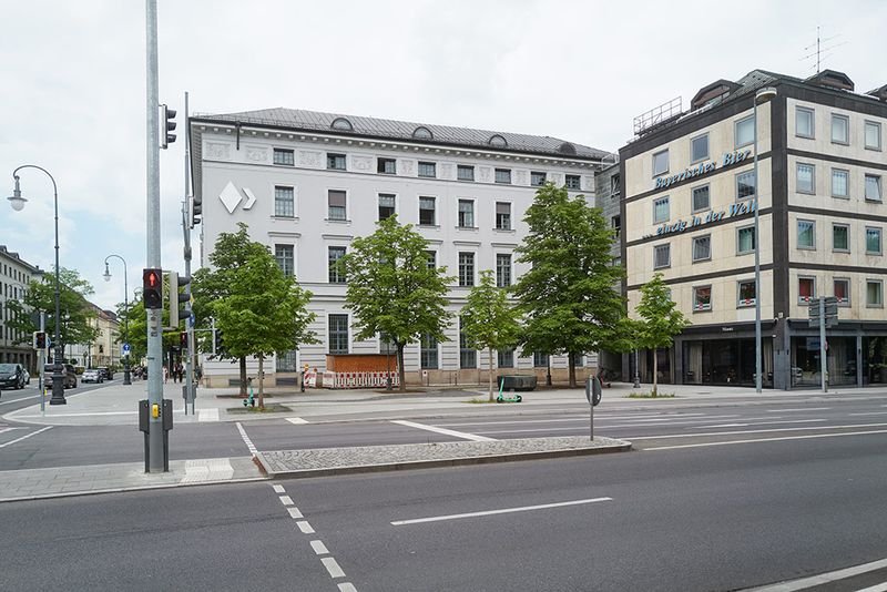 Blick über die Kreuzung auf die Landesbank und das Brauerhaus mit dem Möbelgeschäft Minotti im Erdgeschoss
