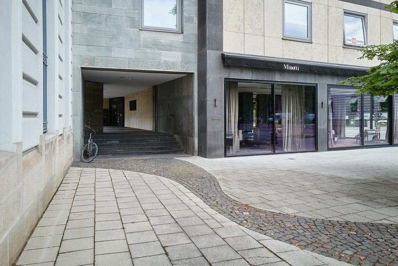 Der Durchgang mit dem Schriftzug Brauerhaus links neben dem Schaufenster von Minotti